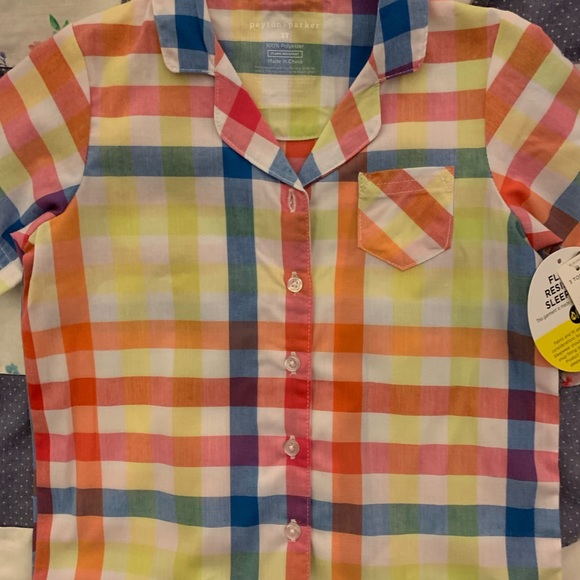 3T Multi-Color sleep set. Includes a pair of shorts and cute shirt with a pocket - Picture 2 of 6